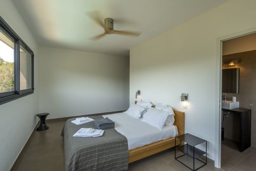 chambre lit double salle de bain privative wc ventilateur