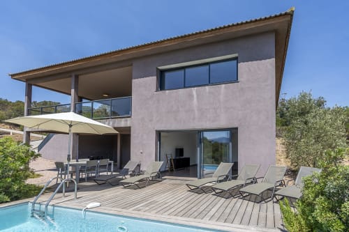 Villa Lentisques 1 façade piscine transats parasol