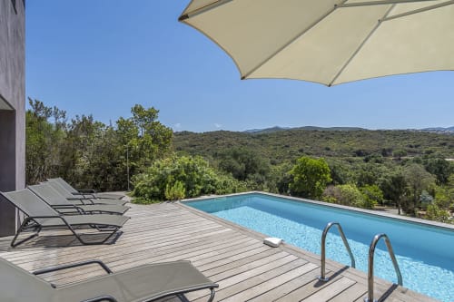 piscine ciel bleu transats maquis