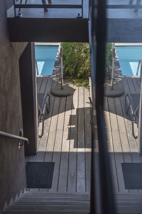 escalier vers terrasse riz de jardin piscine