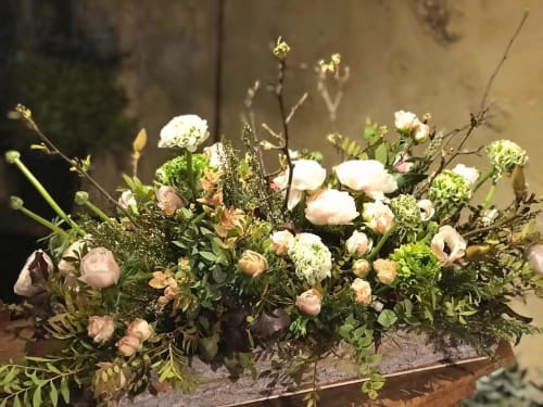 Arrangement floral élégant à La Dragonne B&B Bellême avec fleurs blanches et pêche, idéal pour la campagne française