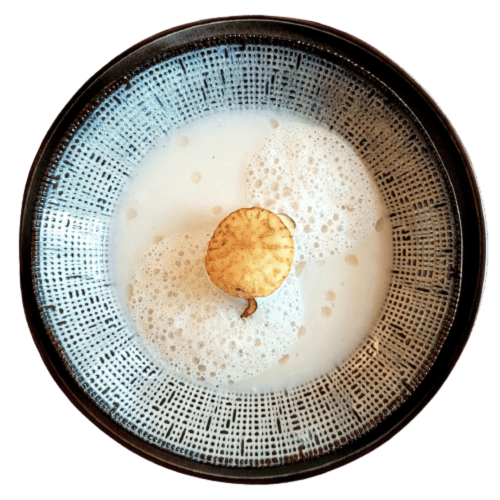 Soupe onctueuse avec croûton croustillant dans un bol motif à la table d'hôtes Le Grand Duc, Valenciennes