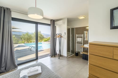 Chambre lit double vue piscine salle de bain privative