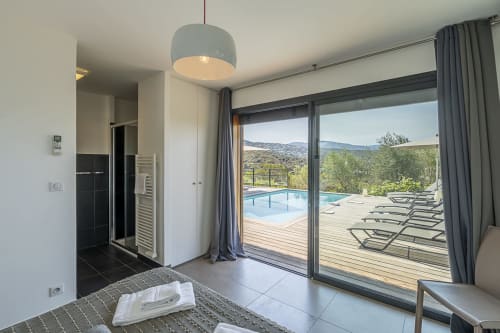 Chambre double vue terrasse piscine salle de bain privative