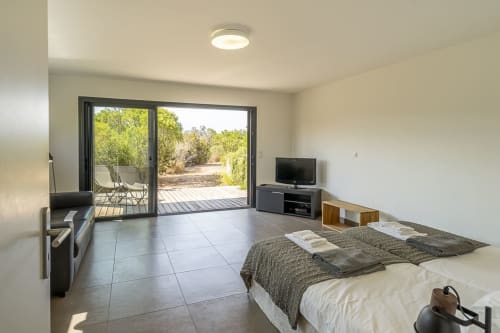 Chambre lits simples et canapé-lit, vue jardin