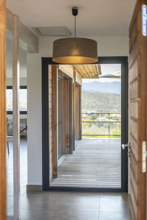 entrée villa bois, maquis corse