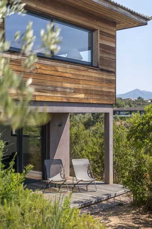 Villa bois, vue façade sud, maquis corse