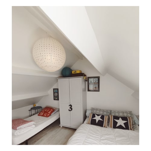 chambre enfants cosy jouets livres chambre de l'étage. location avec grande piscine bretagne Jardin privé Villa Côté Port, Doëlan vacances en famille
