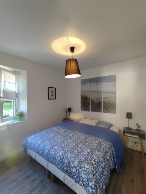 chambre au rez de chaussée vue jardin  location avec grande piscine bretagne Jardin privé Villa Côté Port, Doëlan vacances en famille