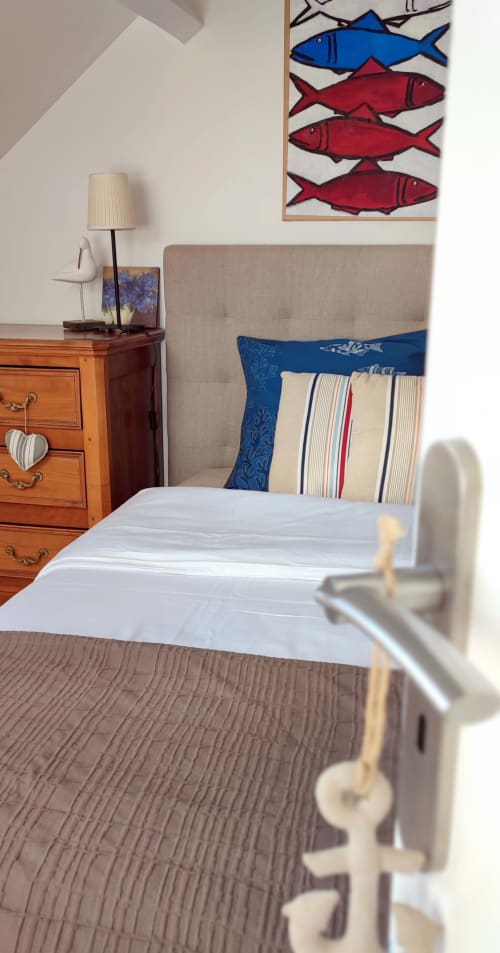 chambre de l'étage. location avec grande piscine bretagne Jardin privé Villa Côté Port, Doëlan vacances en famille