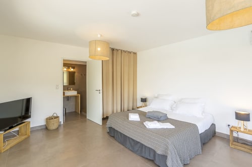 Groundfloor double bedroom 160 with ensuite bathroom and toilet