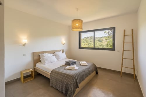 Double bedroom with ensuite bathroom and toilet