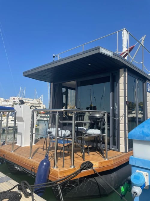 Boat Village Spain | Ayamonte, Andalucía - Dos alojamientos sobre el agua. Disfruta de maravillosos amaneceres y puestas de sol en el mar en la comodidad de un apartamento flotante de lujo. Las calles de Ayamonte y sus playas harán el resto. Spanish Algarve.