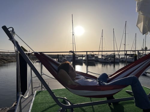 Boat Village Spain | Ayamonte, Andalucía - Dos alojamientos sobre el agua. Disfruta de maravillosos amaneceres y puestas de sol en el mar en la comodidad de un apartamento flotante de lujo. Las calles de Ayamonte y sus playas harán el resto. Spanish Algarve.