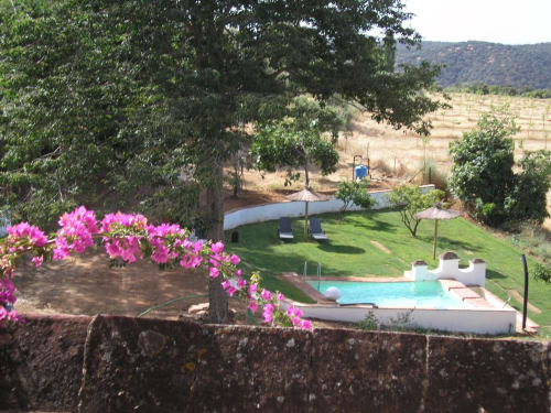 Finca La Favorita | Constantina, España- La Favorita Alojamientos, esconde un gran tesoro; unos recoletos jardines centenarios de vegetación mediterránea . Destaca sus viejos setos de boj de mas de 150 años , sus grandes palmeras, laureles y cinco esbeltos cipreses . El mayor de ellos alcanza los 28 m de altura .