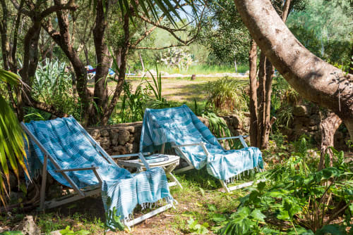 Sa Casa Rotja | Sineu, España - Este apartamento es el que está más cerca de la piscina y de las barbacoas. Tiene chimenea, una sala de estar, cocina, baño y una habitación con dos camas individuales que pueden estar juntas o separadas. La cocina está totalmente equipada con todo lo necesario para cocinar o comer. En la sala hay un sofá-cama que puede usarse para huéspedes extra. Justo delante de la entrada hay una tranquila terraza rodeada de naturaleza.