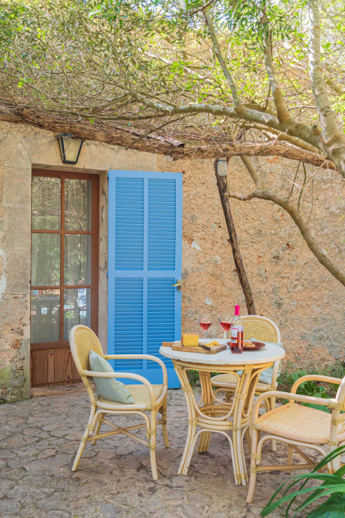 Sa Casa Rotja | Sineu, España - Este apartamento es el que está más cerca de la piscina y de las barbacoas. Tiene chimenea, una sala de estar, cocina, baño y una habitación con dos camas individuales que pueden estar juntas o separadas. La cocina está totalmente equipada con todo lo necesario para cocinar o comer. En la sala hay un sofá-cama que puede usarse para huéspedes extra. Justo delante de la entrada hay una tranquila terraza rodeada de naturaleza.