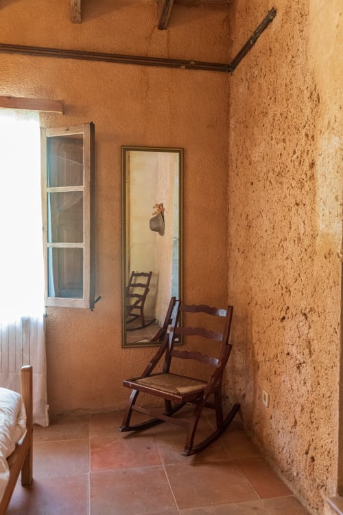 Sa Casa Rotja | Sineu, España - Este apartamento es el que está más cerca de la piscina y de las barbacoas. Tiene chimenea, una sala de estar, cocina, baño y una habitación con dos camas individuales que pueden estar juntas o separadas. La cocina está totalmente equipada con todo lo necesario para cocinar o comer. En la sala hay un sofá-cama que puede usarse para huéspedes extra. Justo delante de la entrada hay una tranquila terraza rodeada de naturaleza.