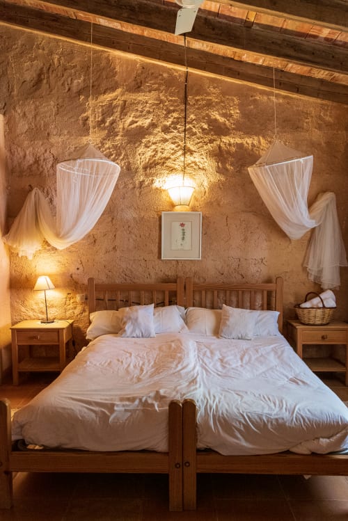 Sa Casa Rotja | Sineu, España - Este apartamento es el que está más cerca de la piscina y de las barbacoas. Tiene chimenea, una sala de estar, cocina, baño y una habitación con dos camas individuales que pueden estar juntas o separadas. La cocina está totalmente equipada con todo lo necesario para cocinar o comer. En la sala hay un sofá-cama que puede usarse para huéspedes extra. Justo delante de la entrada hay una tranquila terraza rodeada de naturaleza.