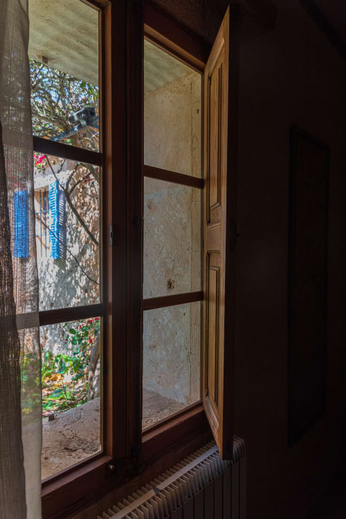 Sa Casa Rotja | Sineu, España - Este apartamento es el que está más cerca de la piscina y de las barbacoas. Tiene chimenea, una sala de estar, cocina, baño y una habitación con dos camas individuales que pueden estar juntas o separadas. La cocina está totalmente equipada con todo lo necesario para cocinar o comer. En la sala hay un sofá-cama que puede usarse para huéspedes extra. Justo delante de la entrada hay una tranquila terraza rodeada de naturaleza.