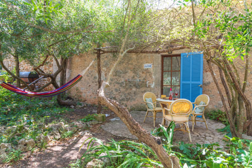 Sa Casa Rotja | Sineu, España - Este apartamento es el que está más cerca de la piscina y de las barbacoas. Tiene chimenea, una sala de estar, cocina, baño y una habitación con dos camas individuales que pueden estar juntas o separadas.

La cocina está totalmente equipada con todo lo necesario para cocinar o comer. En la sala hay un sofá-cama que puede usarse para huéspedes extra.

Justo delante de la entrada hay una tranquila terraza rodeada de naturaleza.

