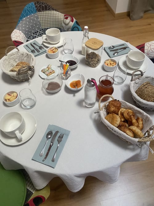 Table de petit-déjeuner élégante au Cocon De Curson avec viennoiseries, confitures, céréales et boissons à Chanos-Curson