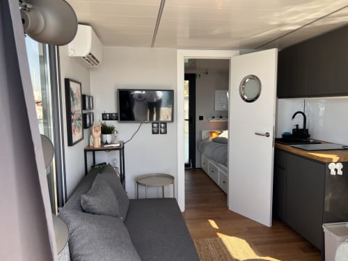 Boat Village Spain | Ayamonte, Andalucía - Escapada Romántica. Dos alojamientos sobre el agua. Disfruta de maravillosos amaneceres y puestas de sol en el mar en la comodidad de un apartamento flotante de lujo. Las calles de Ayamonte y sus playas harán el resto. Spanish Algarve.