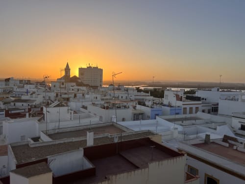 Boat Village Spain | Ayamonte, Andalucía - Escapada Romántica. Dos alojamientos sobre el agua. Disfruta de maravillosos amaneceres y puestas de sol en el mar en la comodidad de un apartamento flotante de lujo. Las calles de Ayamonte y sus playas harán el resto. Spanish Algarve.