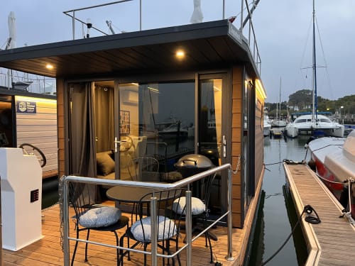 Boat Village Spain | Ayamonte, Andalucía - Escapada Romántica. Dos alojamientos sobre el agua. Disfruta de maravillosos amaneceres y puestas de sol en el mar en la comodidad de un apartamento flotante de lujo. Las calles de Ayamonte y sus playas harán el resto. Spanish Algarve.