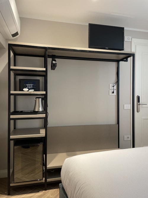 Moderna libreria nera con TV e servizi nella Jack Room del Covo del Pirata, Venezia