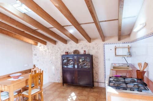 Sa Casa Rotja | Sineu, España - Es un bonito apartamento en la parte de la fachada principal. Se accede a él por una escalera. Tiene una gran terraza con las mejores vistas de la salida del sol. En la planta superior se encuentra la sala/cocina. La cocina está totalmente equipada con todo lo necesario para comer y cocinar. En la planta inferior se encuentra la habitación con una cama de matrimonio y el baño completo.