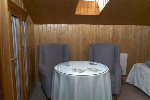 Apartamento rústico en Casa Rural Las Cuevas de Setenil con sala de estar, mesa redonda y mobiliario contemporáneo