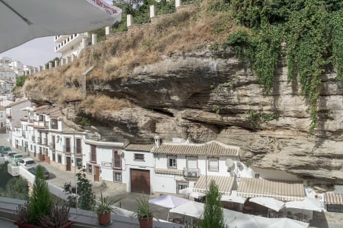 Casas blancas acurrucadas bajo el acantilado dramático de Setenil de las Bodegas, Cádiz