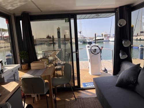 Boat Village Spain | Ayamonte, Andalucía - Escapada Romántica. Dos alojamientos sobre el agua. Disfruta de maravillosos amaneceres y puestas de sol en el mar en la comodidad de un apartamento flotante de lujo. Las calles de Ayamonte y sus playas harán el resto. Spanish Algarve.