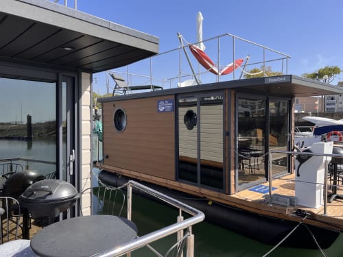 Boat Village Spain | Ayamonte, Andalucía - Escapada Romántica. Dos alojamientos sobre el agua. Disfruta de maravillosos amaneceres y puestas de sol en el mar en la comodidad de un apartamento flotante de lujo. Las calles de Ayamonte y sus playas harán el resto. Spanish Algarve.