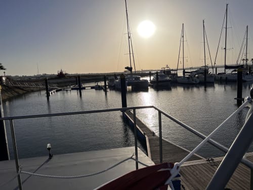Boat Village Spain | Ayamonte, Andalucía - Escapada Romántica. Dos alojamientos sobre el agua. Disfruta de maravillosos amaneceres y puestas de sol en el mar en la comodidad de un apartamento flotante de lujo. Las calles de Ayamonte y sus playas harán el resto. Spanish Algarve.