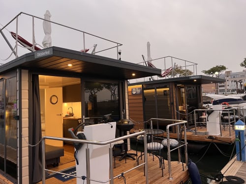 Boat Village Spain | Ayamonte, Andalucía - Dos alojamientos sobre el agua. Disfruta de maravillosos amaneceres y puestas de sol en el mar en la comodidad de un apartamento flotante de lujo. Las calles de Ayamonte y sus playas harán el resto. Spanish Algarve.