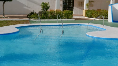 piscina, detalle escaleras, poco profunda, niños