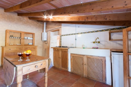 Sa Casa Rotja | Sineu, España -Este apartamento es el más grande, ideal para grupos de amigos, una gran família o dos famílias. Tiene una gran sala comedor con chimenea en la planta de abajo. Con una gran mesa para 8 personas o más. Además dispone de sofás y butacas para descansar. En la planta superior está la cocina con todo lo necesario para cocinar y comer, la terraza privada con vistas al patio, el baño completo y las tres habitaciones. En cada habitación hay dos camas individuales.