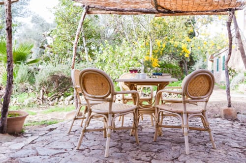 Sa Casa Rotja | Sineu, España - Este apartamento es un muy amplio y confortable. Dispone de una terraza justo delante. En la entrada está el comedor y al lado la cocina, totalmente equipada con todo lo necesario para cocinar y comer. Dispone de una gran despensa.

Al lado del comedor está la sala de estar, muy acogedora tanto en verano como en invierno, ya que tiene una estufa de leña. Este apartamento dispone de un baño completo y dos habitaciones, una de ellas con una cama de matrimonio y al otra con dos camas individuales con posibilidad de una tercera si fuera necesario.

Este apartamento es bastante accesible para personas con movilidad reducida.