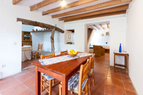 Sa Casa Rotja | Sineu, España - Este apartamento es un muy amplio y confortable. Dispone de una terraza justo delante. En la entrada está el comedor y al lado la cocina, totalmente equipada con todo lo necesario para cocinar y comer. Dispone de una gran despensa. Al lado del comedor está la sala de estar, muy acogedora tanto en verano como en invierno, ya que tiene una estufa de leña. Este apartamento dispone de un baño completo y dos habitaciones, una de ellas con una cama de matrimonio y al otra con dos camas individuales con posibilidad de una tercera si fuera necesario. Este apartamento es bastante accesible para personas con movilidad reducida.