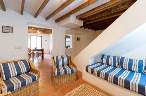 Sa Casa Rotja | Sineu, España - Este apartamento es un muy amplio y confortable. Dispone de una terraza justo delante. En la entrada está el comedor y al lado la cocina, totalmente equipada con todo lo necesario para cocinar y comer. Dispone de una gran despensa. Al lado del comedor está la sala de estar, muy acogedora tanto en verano como en invierno, ya que tiene una estufa de leña. Este apartamento dispone de un baño completo y dos habitaciones, una de ellas con una cama de matrimonio y al otra con dos camas individuales con posibilidad de una tercera si fuera necesario. Este apartamento es bastante accesible para personas con movilidad reducida.