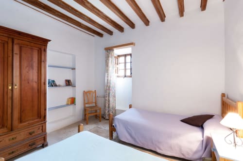Sa Casa Rotja | Sineu, España - Este apartamento es un muy amplio y confortable. Dispone de una terraza justo delante. En la entrada está el comedor y al lado la cocina, totalmente equipada con todo lo necesario para cocinar y comer. Dispone de una gran despensa. Al lado del comedor está la sala de estar, muy acogedora tanto en verano como en invierno, ya que tiene una estufa de leña. Este apartamento dispone de un baño completo y dos habitaciones, una de ellas con una cama de matrimonio y al otra con dos camas individuales con posibilidad de una tercera si fuera necesario. Este apartamento es bastante accesible para personas con movilidad reducida.
