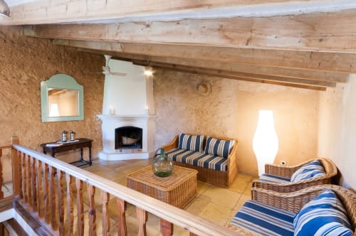 Sa Casa Rotja | Sineu, España - Este apartamento tiene una espectacular terraza elevada con vistas al bosque y a la piscina, con gran privacidad. En la planta superior se encuentra la sala de estar con chimenea y la cocina totalmente equipada con todo lo necesario para cocinar y comer. En el piso inferior se encuentran las habitaciones, una con una cama doble y la otra con dos camas individuales con posibilidad de una tercera si fuera necesario. En la planta baja, también se encuentra el baño completo. Ideal para familias.