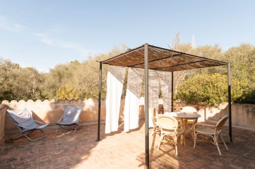 Sa Casa Rotja | Sineu, España - Este apartamento tiene una espectacular terraza elevada con vistas al bosque y a la piscina, con gran privacidad. En la planta superior se encuentra la sala de estar con chimenea y la cocina totalmente equipada con todo lo necesario para cocinar y comer. En el piso inferior se encuentran las habitaciones, una con una cama doble y la otra con dos camas individuales con posibilidad de una tercera si fuera necesario. En la planta baja, también se encuentra el baño completo. Ideal para familias.
