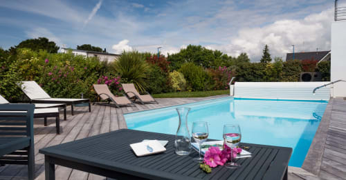 Terrasse de la Villa Keruster à Doëlan, avec piscine en bord de mer