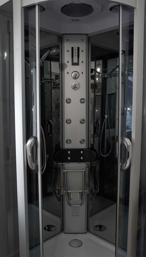 Cabina de ducha de vapor moderna con controles digitales y alcachofa de lluvia en habitación del hotel Casa Rural Las Cuevas De Setenil