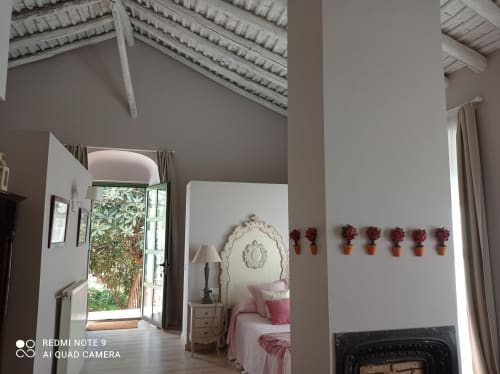 Finca la Favorita| Constantina, España - Techos con artesonado original, con dos amplios ventanales le dan una luminosidad increíble. Unas cómodas butacas completan la estancia para garantizar la comodidad del huésped. Con acceso directo desde el jardín a través de unas escaleras de bóveda, dispone de un pequeño y fresco jardín bajo un gran níspero para disfrutar de su agradable sombra.
