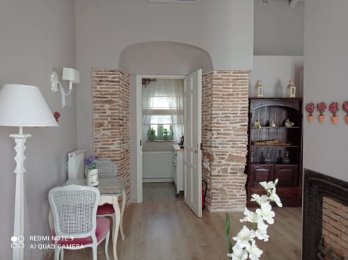 Finca la Favorita| Constantina, España - Techos con artesonado original, con dos amplios ventanales le dan una luminosidad increíble. Unas cómodas butacas completan la estancia para garantizar la comodidad del huésped. Con acceso directo desde el jardín a través de unas escaleras de bóveda, dispone de un pequeño y fresco jardín bajo un gran níspero para disfrutar de su agradable sombra.