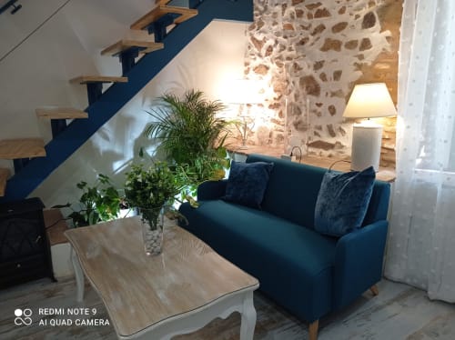 Finca La Favorita | Constantina, España - Es una estancia acogedora con entrada independiente. En la planta baja encontramos un pequeño salón abierto dotado de cocina vitrocerámica frigorífico y fregadero, así como un sofá. En la planta superior el dormitorio con un original baño en suite y una terraza. Esta suite dispone además de un pequeño jardín de uso privado con mobiliario completo .